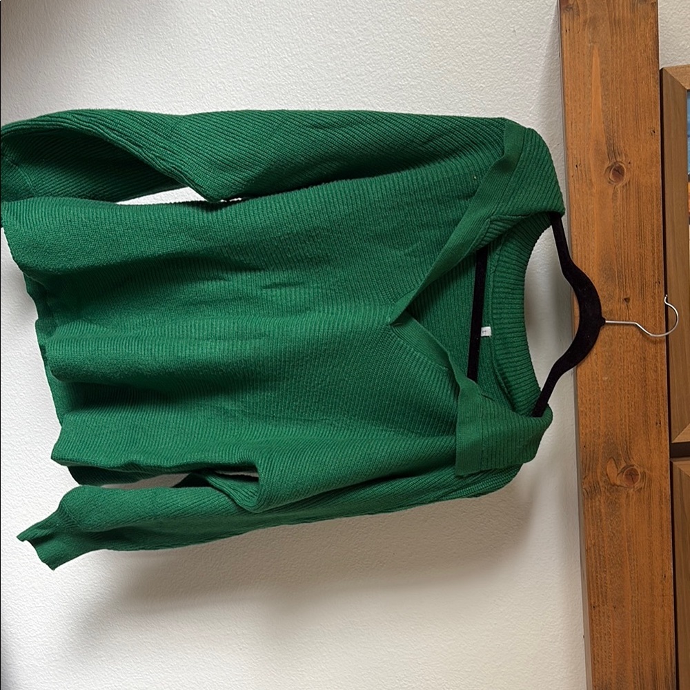 Amazon Essentials V-Neck Sweater in Green